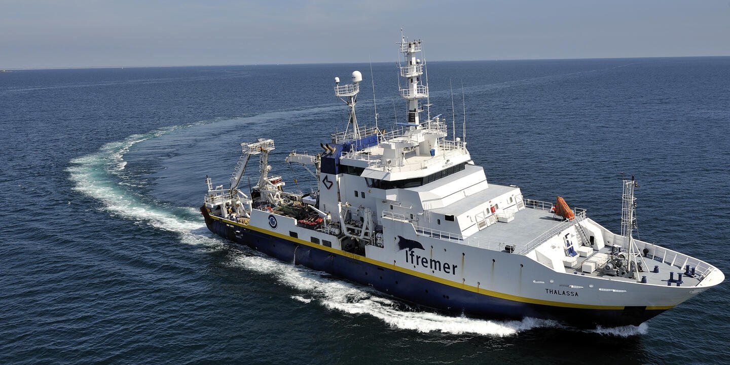 Le navire océanographique Thalassa dans le golfe de Gascogne