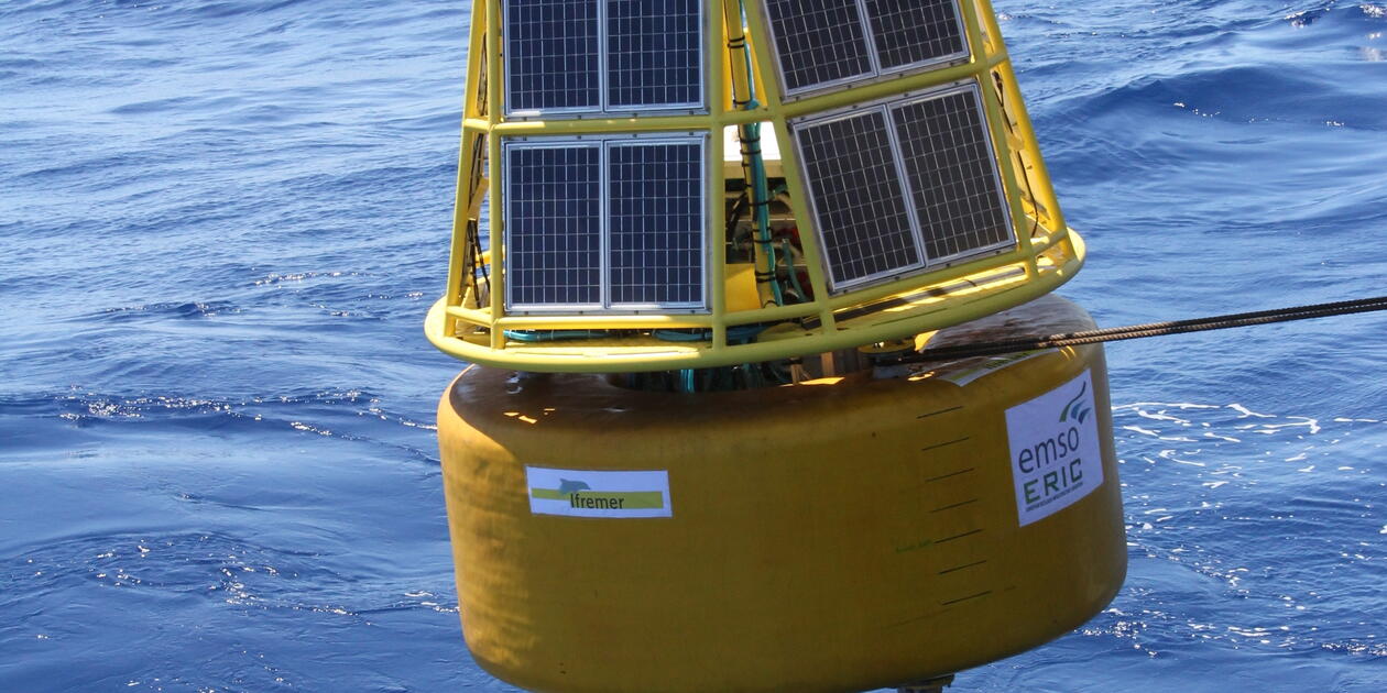 <p>2017, Mission MOMARSAT 2017 à bord du Navire océanographique <em>Pourquoi pas ?</em>, remise à l’eau de la bouée BOREL après sa maintenance annuelle.</p>