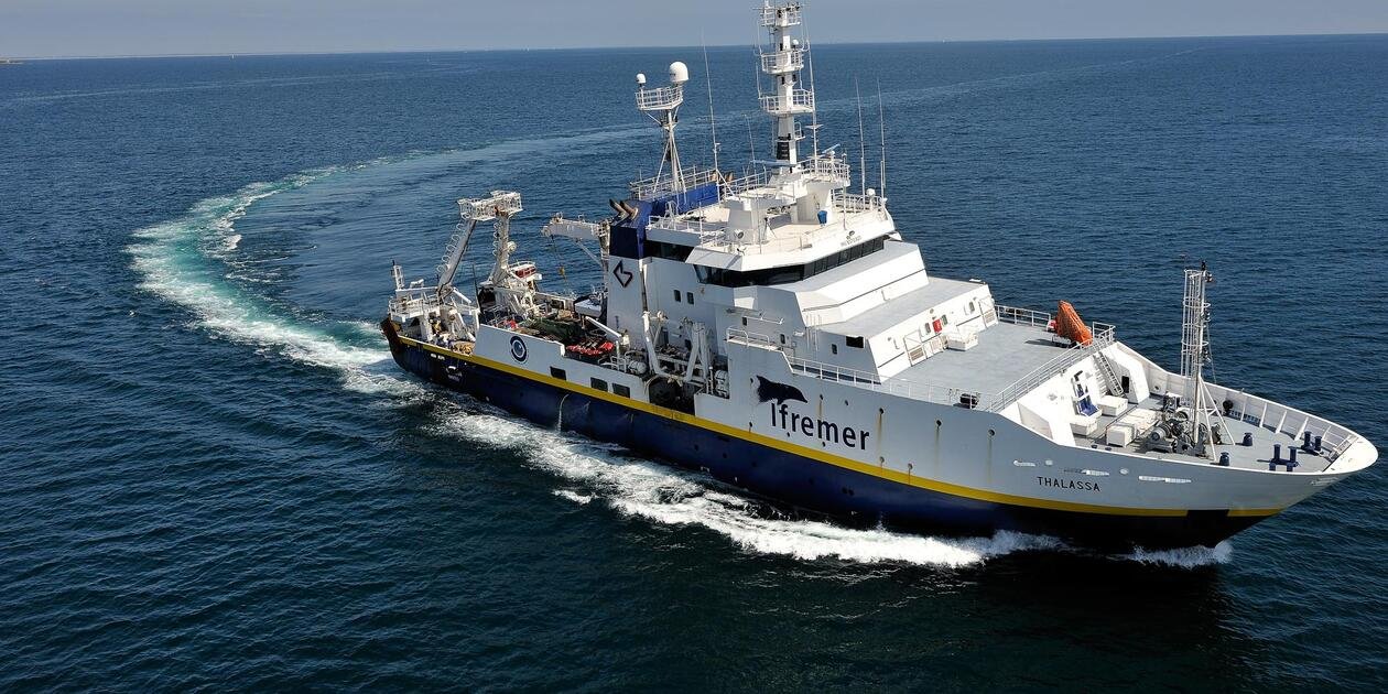 <p>Le navire océanographique la <em>Thalassa </em>au sud de l'ile Groix pendant la campagne PELGAS2011.</p>