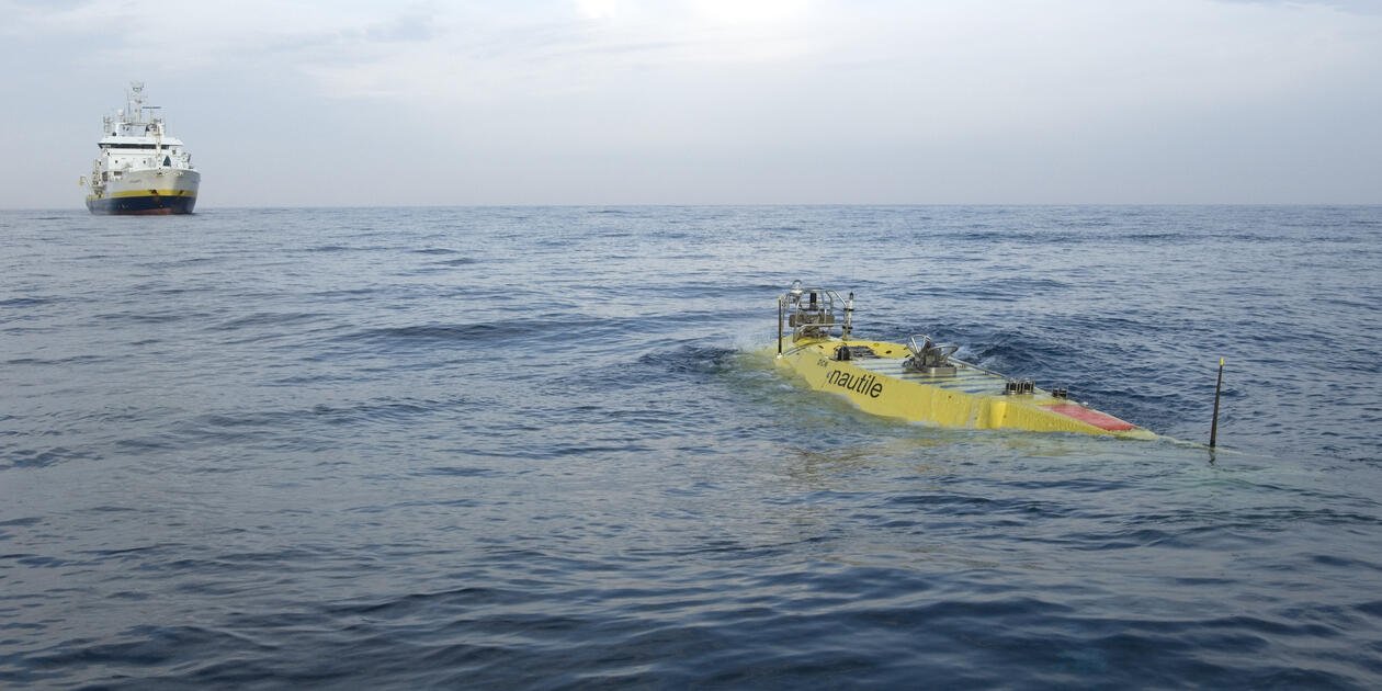 <p>Nautile à la surface de l'eau. L'engin sous-marin est en cours de déploiement depuis l'Atalante.</p>