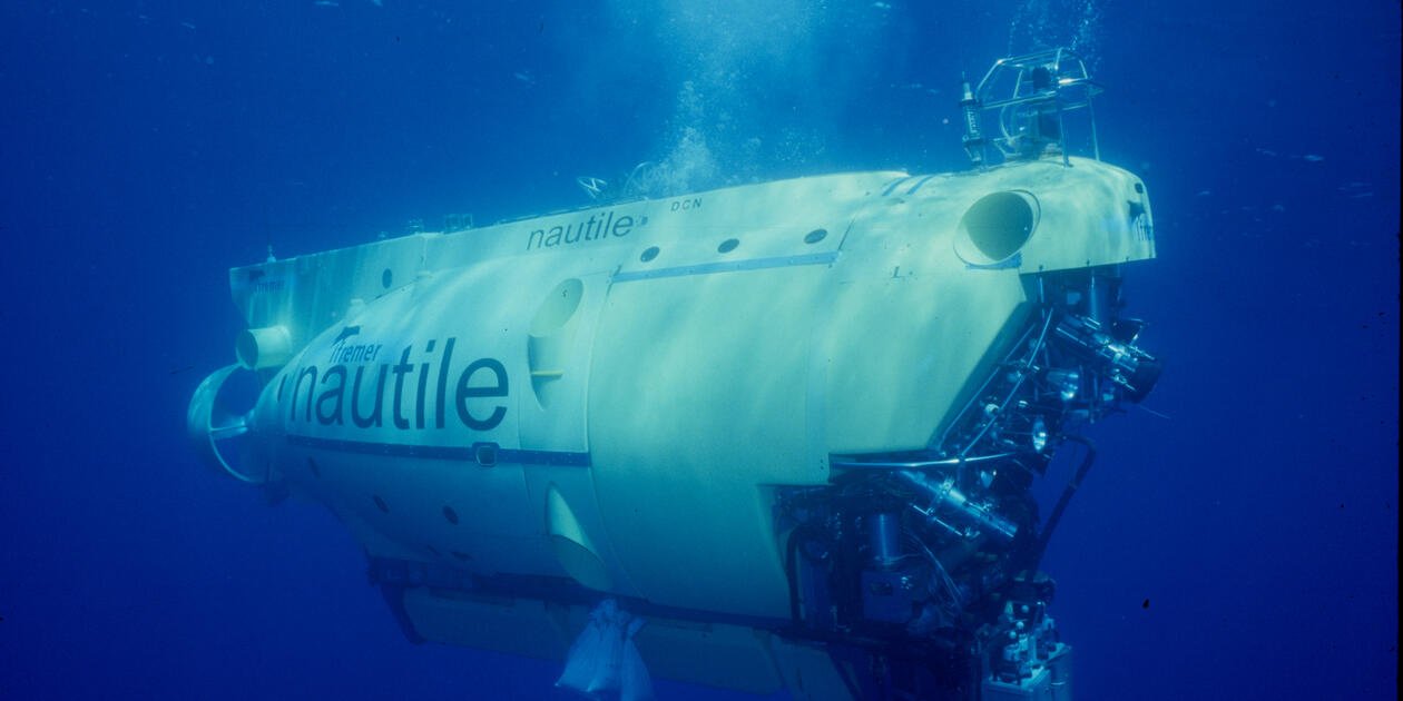 <p>Descente du Nautile vers les profondeurs au cours de la campagne océanographique NAUTINIL en Méditerranée.</p>