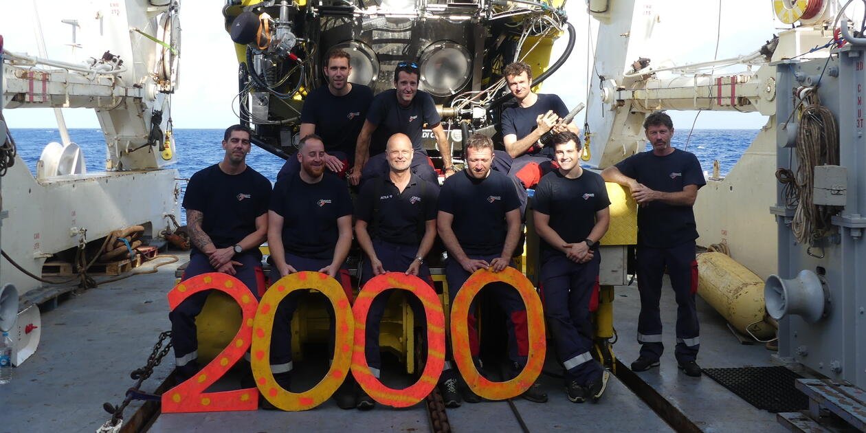 <p>L'équipe opérationnelle lors de la 2 000<sup>e</sup> plongée du Nautile.</p>