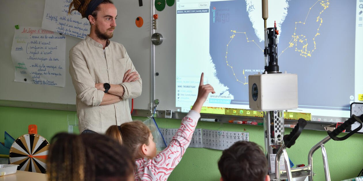 <p>Damien Desbruyères, chercheur à l'Ifremer, présente les flotteurs profileurs ARGO dans une classe de l’École de Quizac, à Brest.</p>
