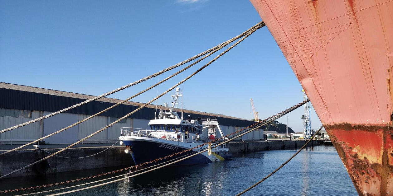 <p>Le navire côtier Côtes de la Manche à quai. Campagne océanographique Pacman 2021.</p>