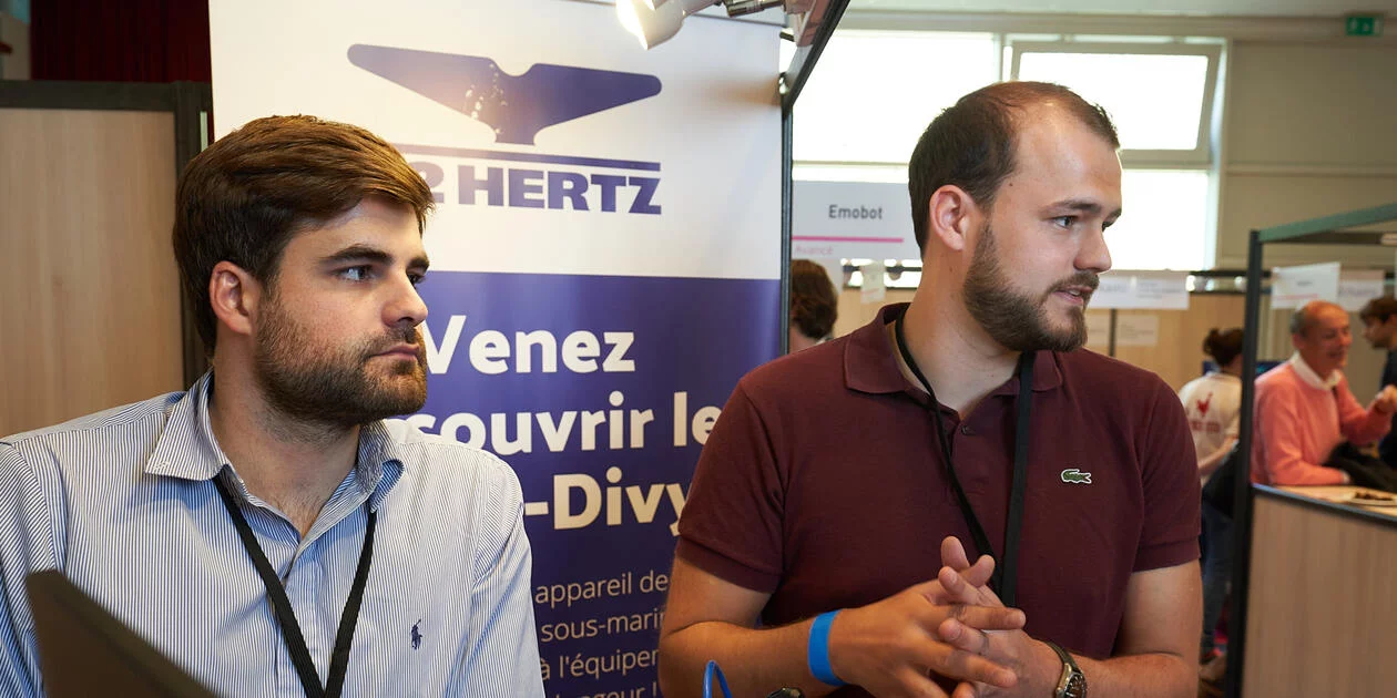 <p>Jonas et Gabriel Guerche sur leur stand de la journée entrepreunariat étudiants 2022 de l’Université Paris-Saclay.</p>