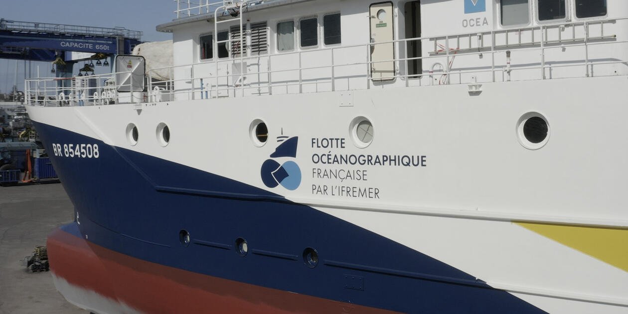 <p>L'Antea, nouvellement estampillé avec le logo de la flotte océanographique française. Estampage réalisé au chantier naval de Lorient.</p>