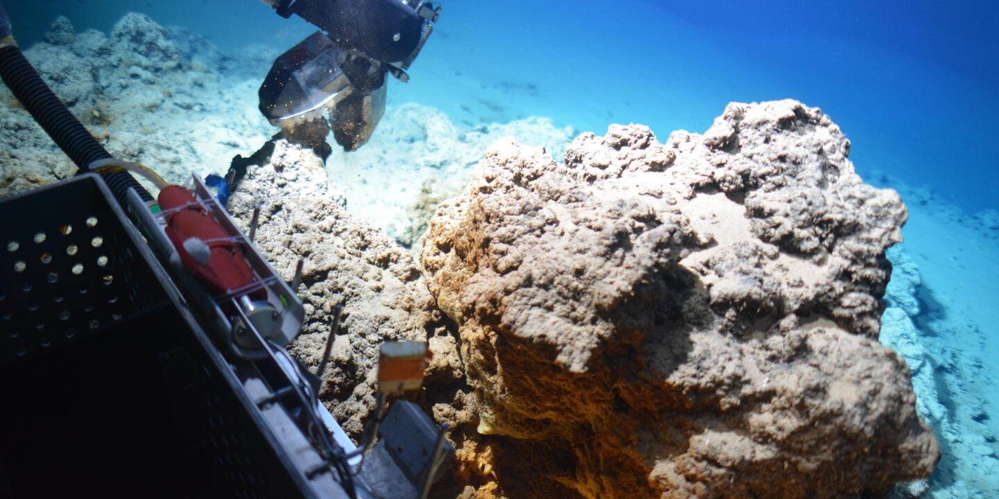 Echantillonnage d'une cheminée inactive par la pince du Nautile. Photo prise au cours d'une plongée à bord du Nautile lors de la campagne océanographique Hermine.