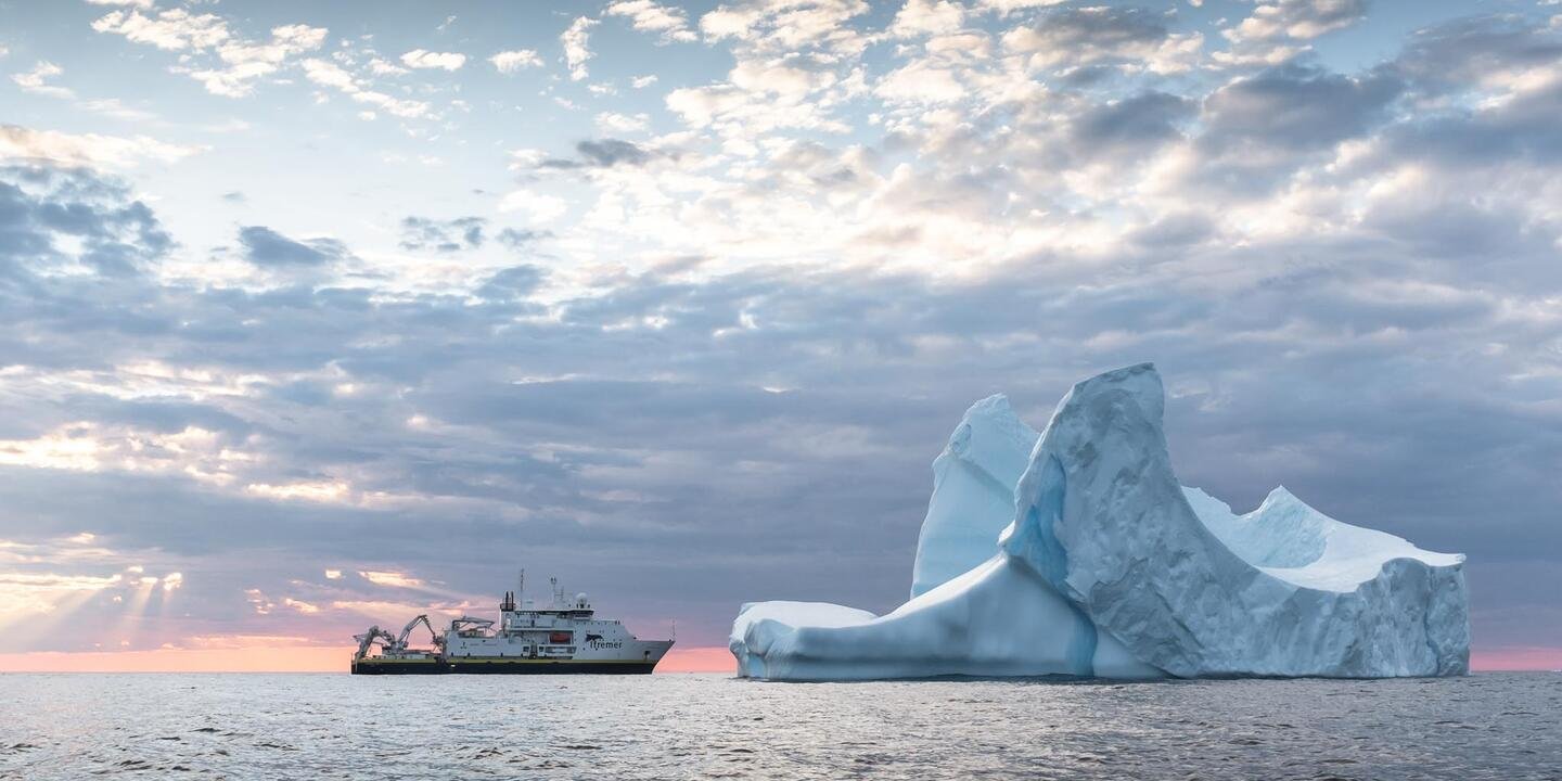 Le Pourquoi pas ? à gauche et à droite, en face, un Iceberg, vue de la mer du coté droit du navire