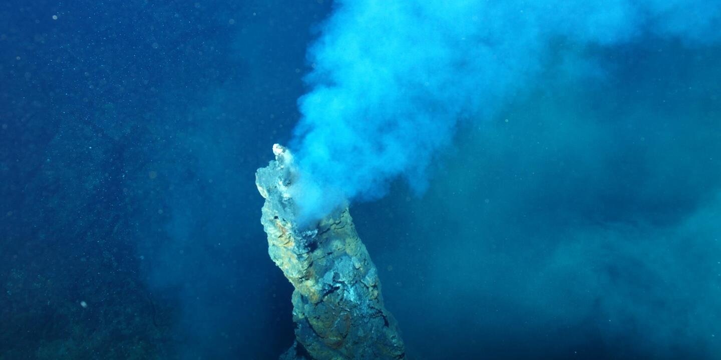 Cheminée hydrothermale active, prise de vue sous l'eau