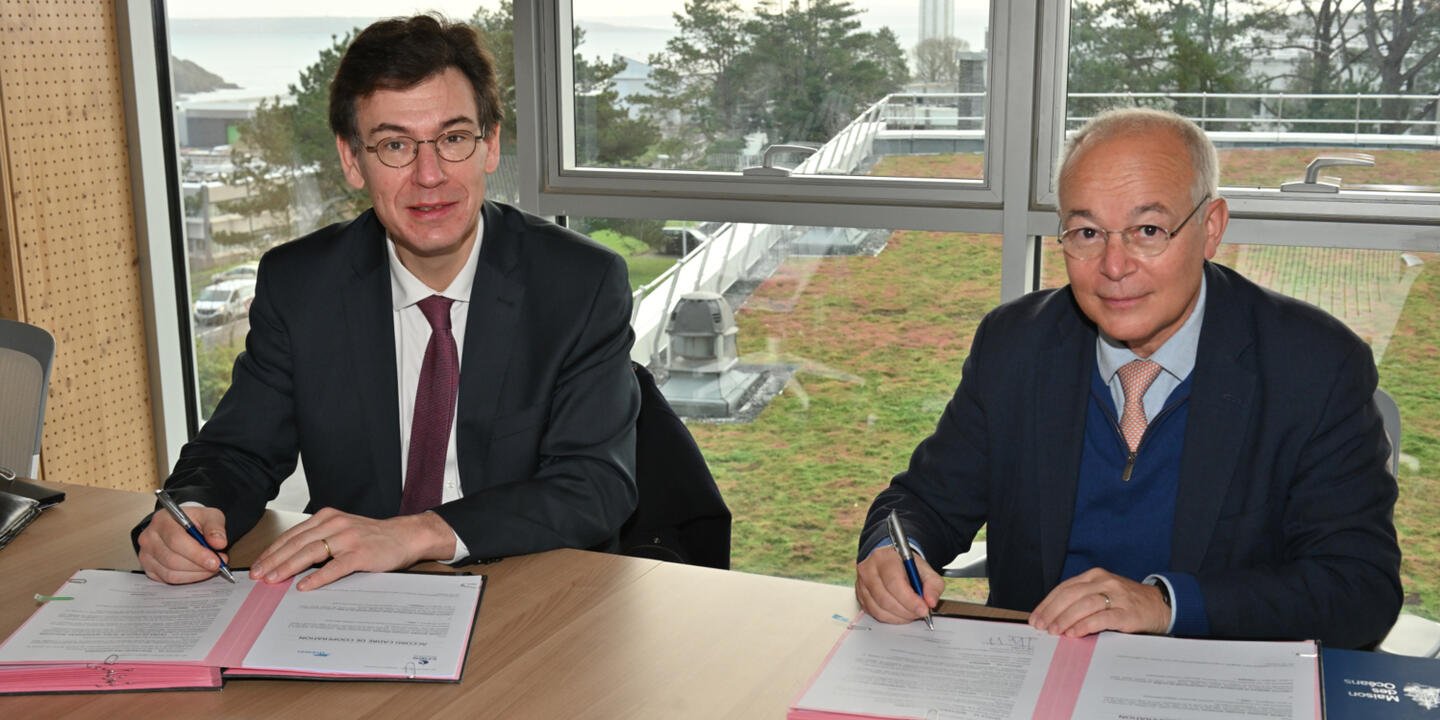 Philippe Baptiste, Président-Directeur général du CNES, et François Houllier, Président-Directeur général de l’Ifremer, viennent de signer l’accord-cadre qui prolonge, élargit et renforce les collaborations entre les deux établissements