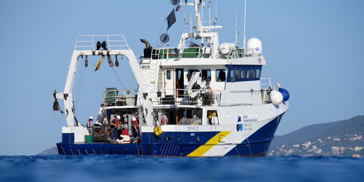 Tous les 3 ans, les scientifiques prennent la mer pour aller mesurer la contamination chimique dans les eaux côtières françaises de Méditerranée depuis la frontière espagnole jusqu’à la frontière italienne en passant par la Corse
