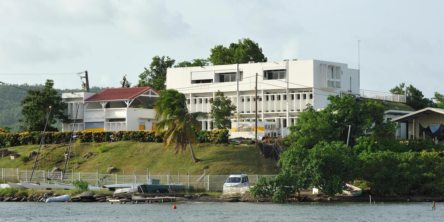 Vue de la mer des bâtiments de la délégation de l'Ifremer aux Antilles (Martinique).