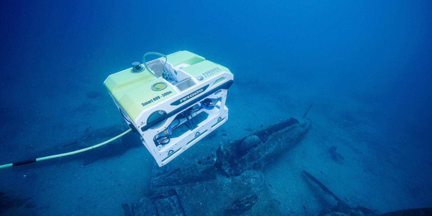 Drone marin sous l'eau qui survol une épave.