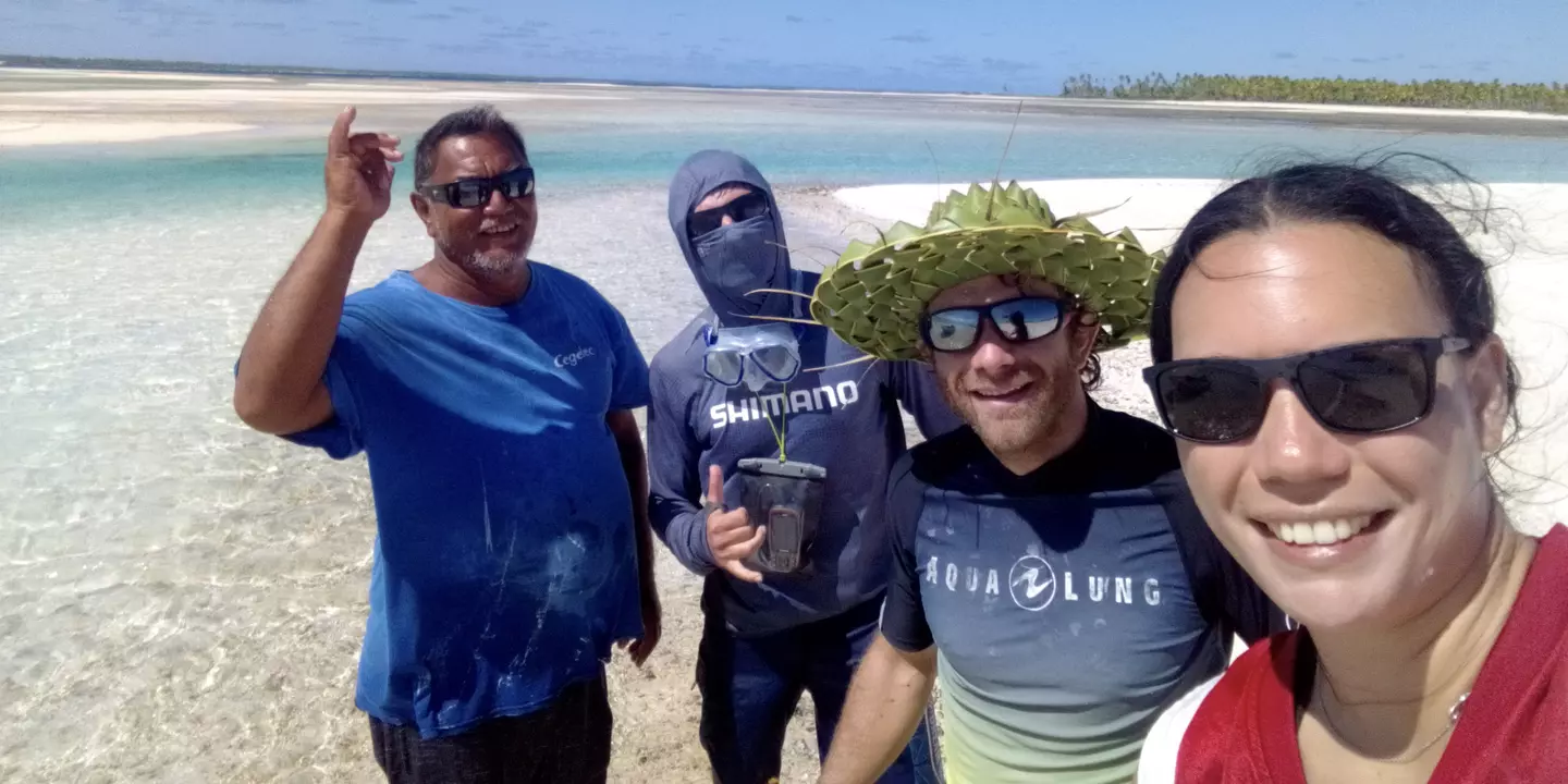 De gauche à droite : Michel Pahuatini, Aquaculteur de bénitiers de Reao, Simon VAN WYNSBERGE, Cadre de Recherche, LEAD-NC, Cristian MONACO, Cadre de Recherche, RMPF, Vaihiti TEANINIURAITEMOANA, Cadre de Recherche, RMPF