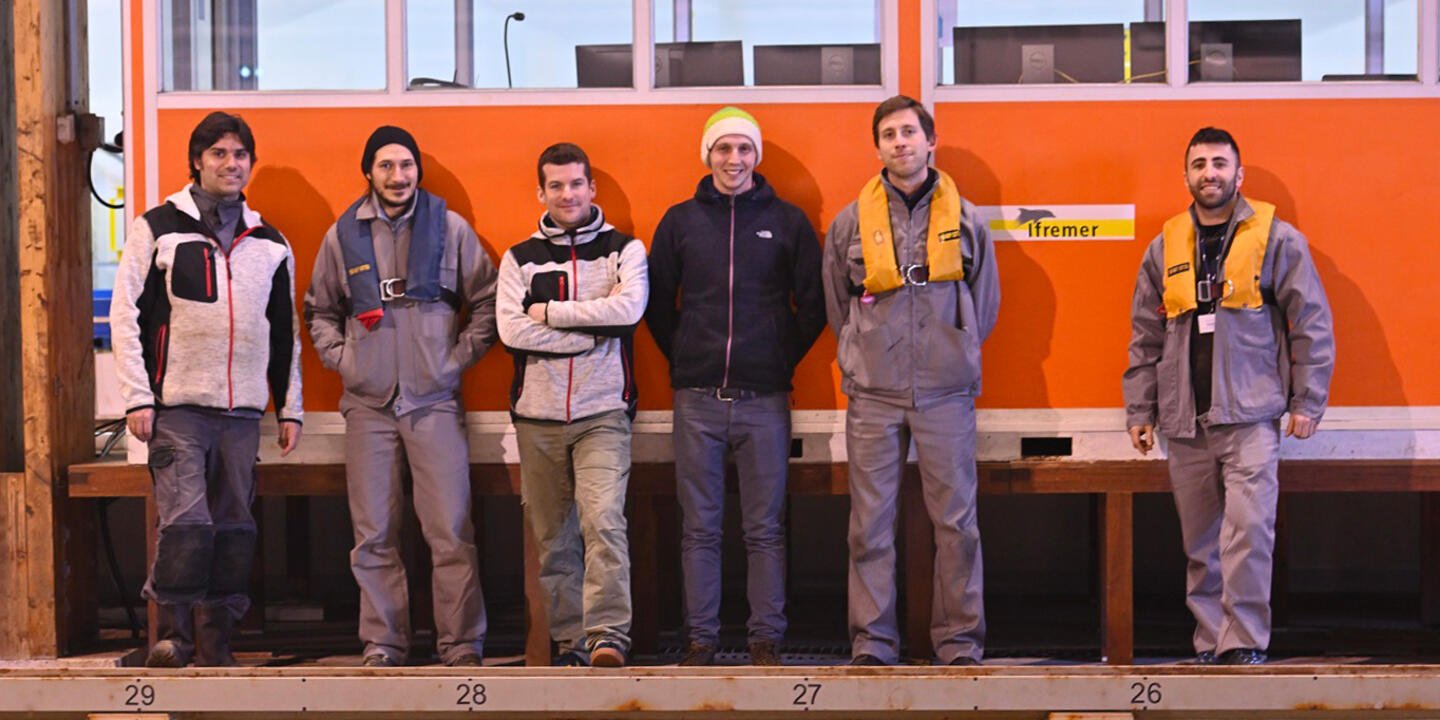 L’équipe du projet Elastonics. De gauche à droite : Alan Tassin (Ifremer), Antonin Eddi (CNRS-ESPCI), Aurélien Tanray (Ifremer), Julien Caverne (Ifremer), Vincent Cognet (Ifremer-ESPCI) et Federigo Ceraudo (ESPCI)