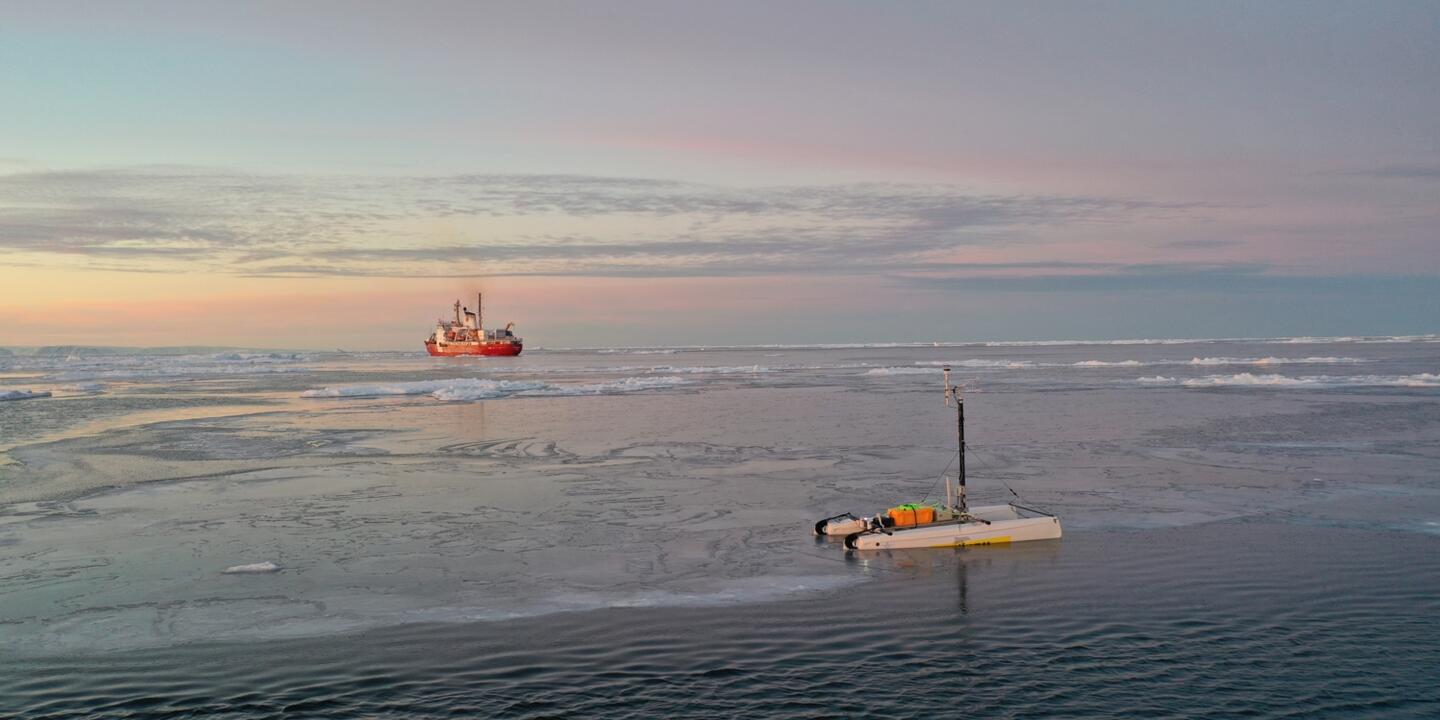 Le catamaran est spécialement équipé pour étudier les effets climatiques dans l'Océan Arctique