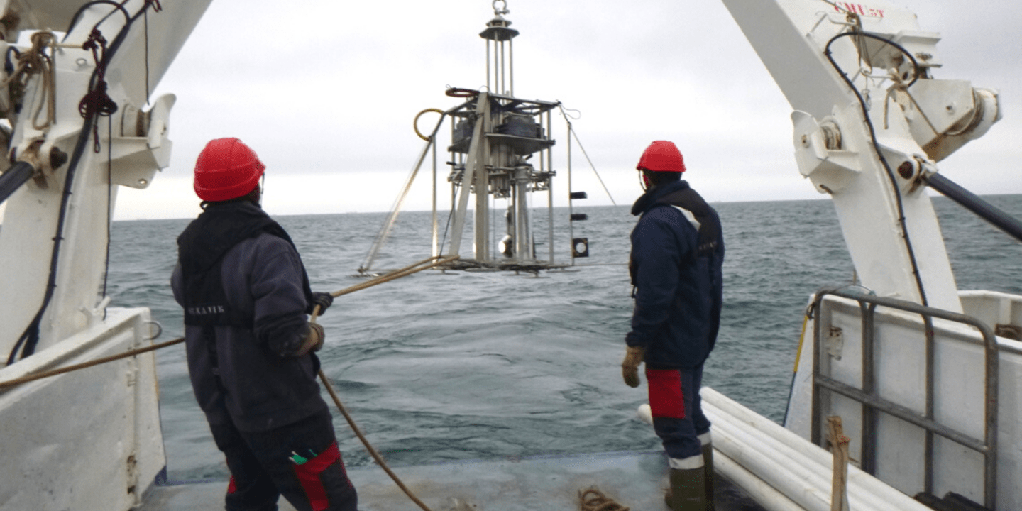 Un carottier multitube utilisé pour la première fois sur un navire côtier est plongé sur le site du Pilier en Loire-Atlantique
