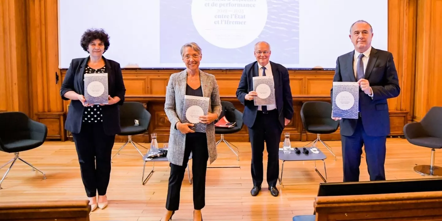 De gauche à droite : Frédérique Vidal, Elisabeth Borne, François Houllier et Didier Guillaume ont signé à l'occasion de la Journée mondiale de l'océan le nouveau contrat d’objectifs et de performance de l'Ifremer