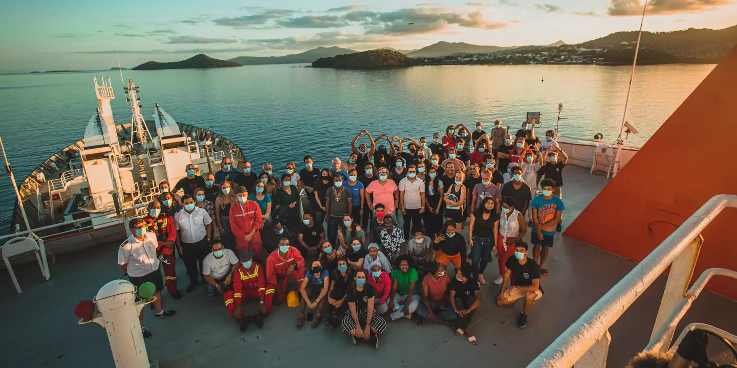 The École Bleu Outremer team on the deck of the Marion Dufresne