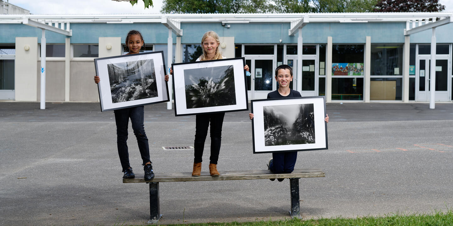 Des élèves présentent des photographies de l'œuvre Initium Maris du photographe Nicolas Floc'h