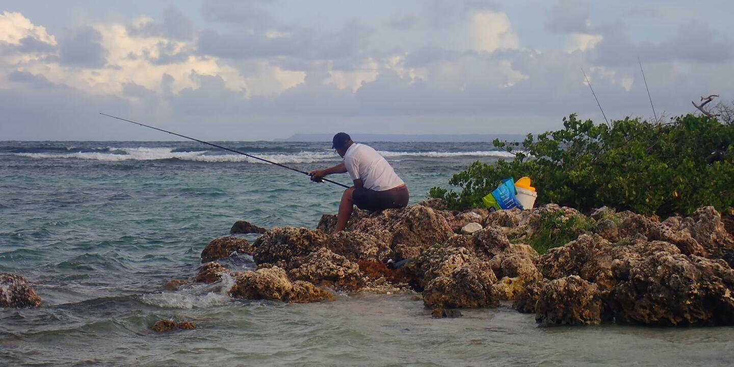 Un pêcheur pratique la pêche récréative sur la plage de la Caravelle (Sainte-Anne) en Guadeloupe.