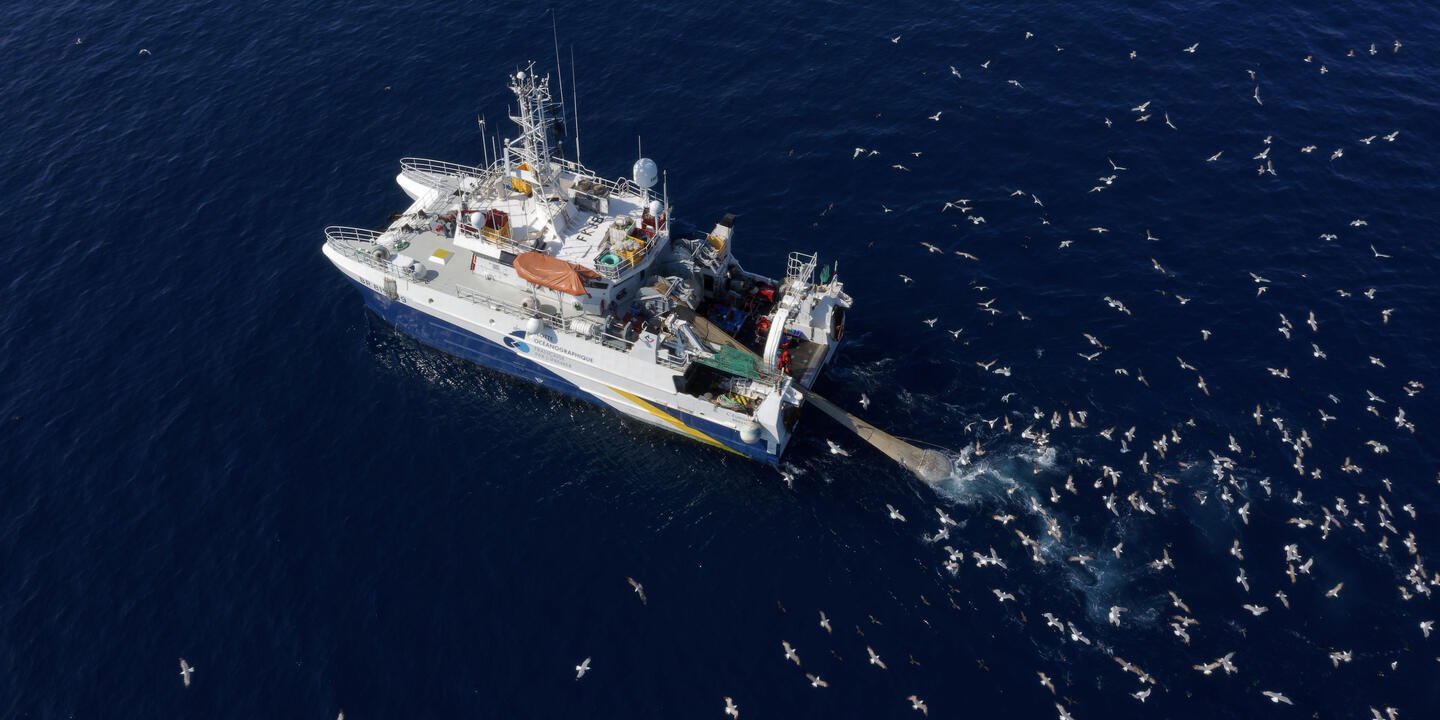 Remorquage d'un chalut de fond par L'Europe pendant la campagne océanographique MEDITS (MEDIterranean Trawl Survey) 2022