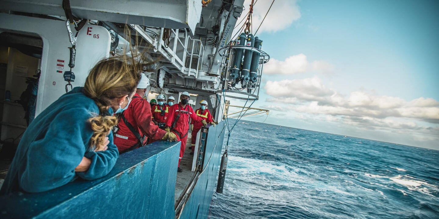 Déploiement d'une bathysonde par l'équipe scientifique pour l'acquisition de données physico-chimique au cours de la campagne océanographique Ecole Bleu Outremer