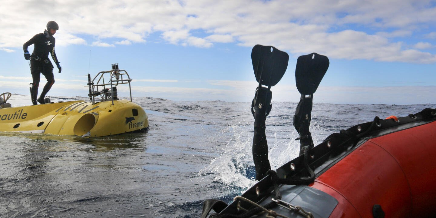 Des plongeurs surveillent les opérations de lancement du Nautile au cours de la campagne océanographique MoMARSAT 2022