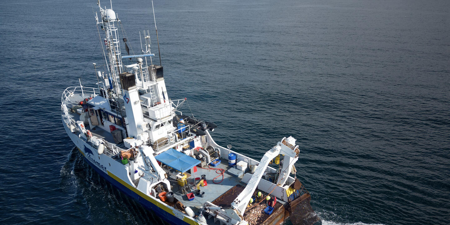Le navire océanographique Thalia lors de la campagne océanographique COSB 2022 menée pour évaluer les stocks de coquilles Saint-Jacques en baie de Saint-Brieuc
