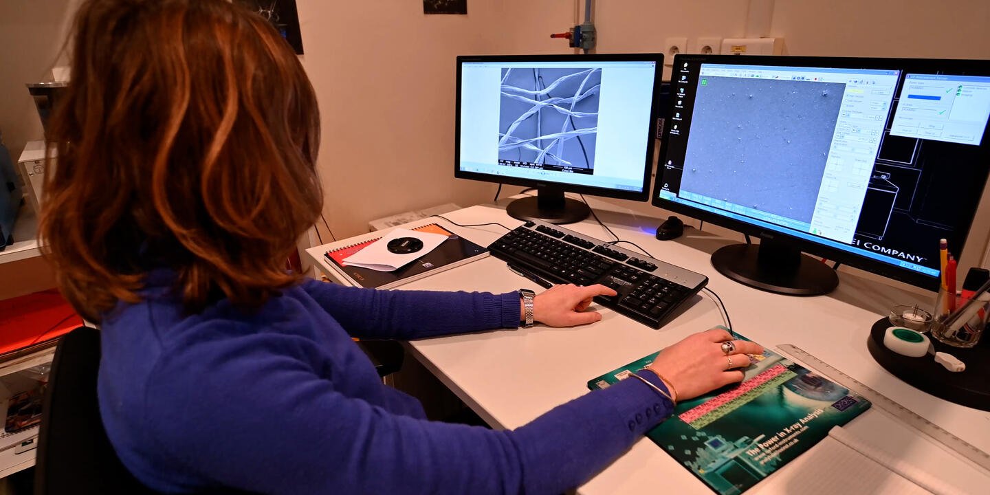 Camille Détrée observe au microscope à balayage électronique des fibres textiles utilisées pour les expériences dans le cadre du projet PPP
