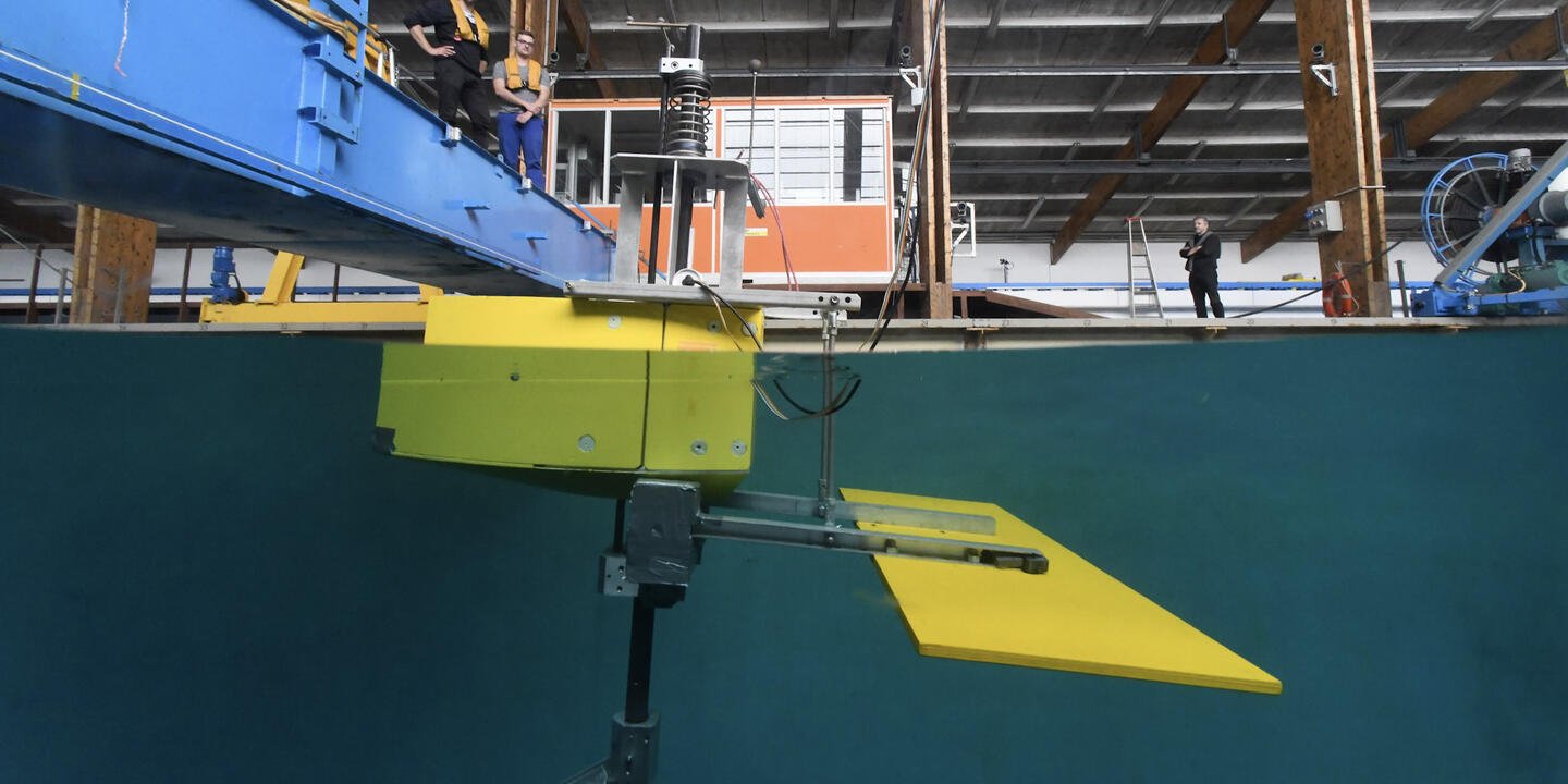 Plongée dans le bassin d'essais du centre Bretagne sous le premier dispositif de validation de la technologie Bluefins, développée et brevetée par Ifremer