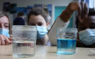 Coline Poppeschi, doctorante à l'Ifremer, avec des jeunes de l’École du Forestou à Brest. Au programme : des expériences sur la densité et les courants océaniques.