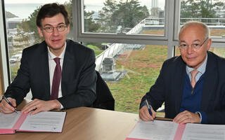 Philippe Baptiste, Président-Directeur général du CNES, et François Houllier, Président-Directeur général de l’Ifremer, viennent de signer l’accord-cadre qui prolonge, élargit et renforce les collaborations entre les deux établissements