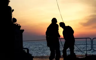Campagne ESSULYX22-A sur le pont du Pourquoi pas ? - Manoeuvres de l'Equipe technique au coucher du soleil.