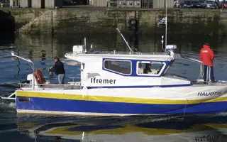 La vedette océanographique Haliotis en cours de manœuvre dans le port de commerce.