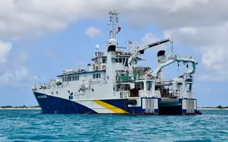 L'Antéa au mouillage à l'ouest de la barrière sableuse qui ferme la lagune de Codrington de l'île de Barbuda (mission CARESSE 2021)