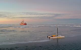 Le catamaran est spécialement équipé pour étudier les effets climatiques dans l'Océan Arctique