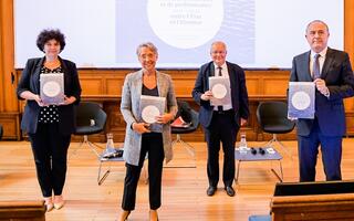 De gauche à droite : Frédérique Vidal, Elisabeth Borne, François Houllier et Didier Guillaume ont signé à l'occasion de la Journée mondiale de l'océan le nouveau contrat d’objectifs et de performance de l'Ifremer