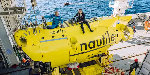 Retour à la surface du Nautile et débriefing immédiat entre le pilote Franck Rosazza et son collègue plongeur Heinrich Bouillet…