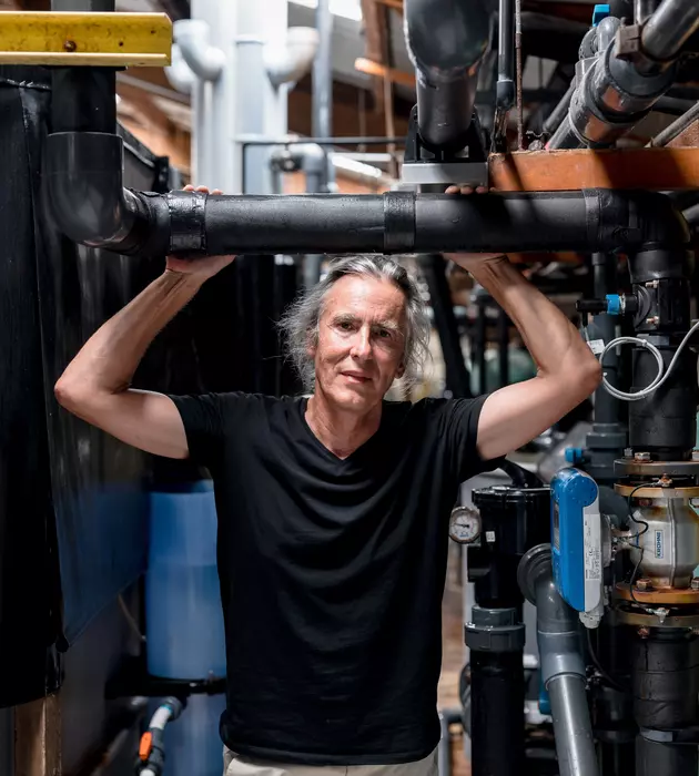Homme dans une salle des machines.