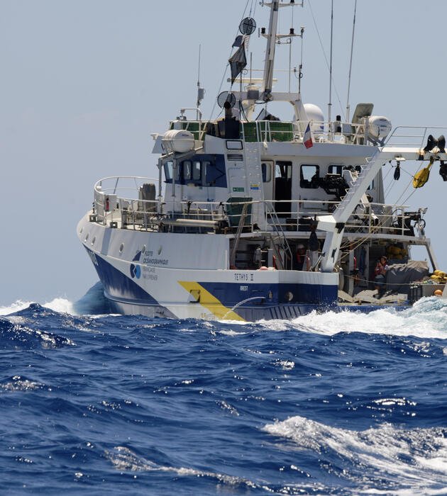 Navire océanographique Téthys II faisant route dans une mer agitée au large de la Corse. Campagne Suchi-med 2021.