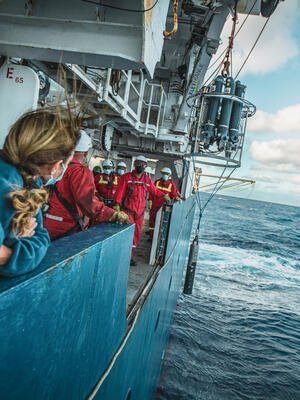 Déploiement d'une bathysonde par l'équipe scientifique pour l'acquisition de données physico-chimique au cours de la campagne océanographique Ecole Bleu Outremer