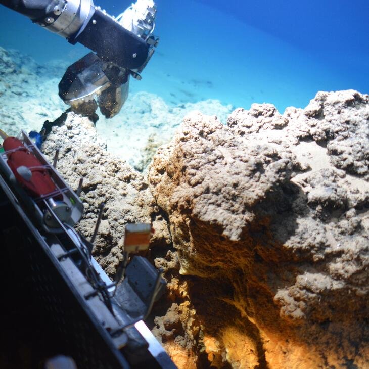Echantillonnage d'une cheminée inactive par la pince du Nautile. Photo prise au cours d'une plongée à bord du Nautile lors de la campagne océanographique Hermine.