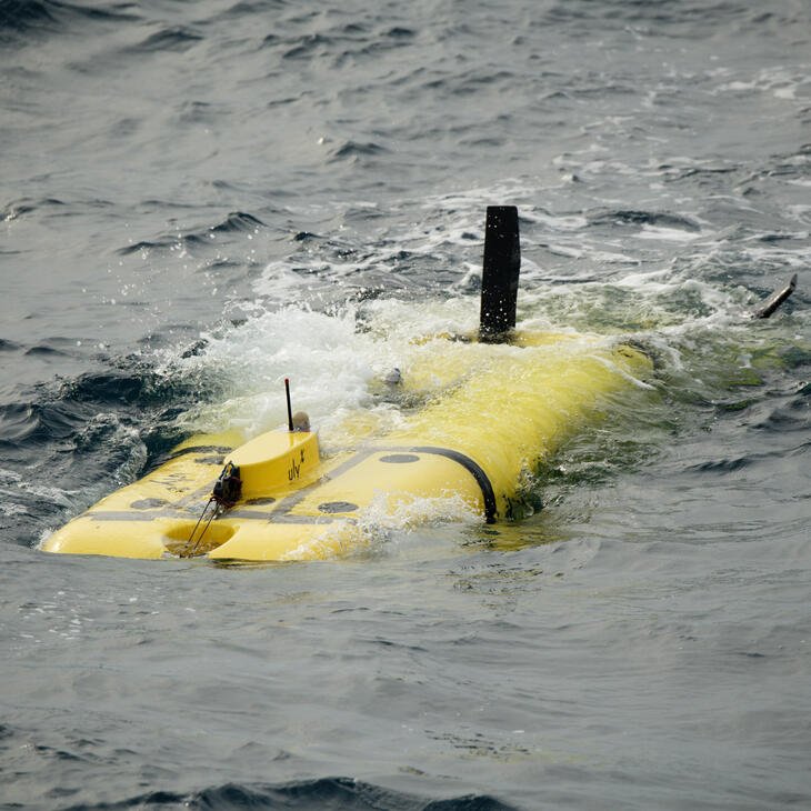 L'AUV (Autonomous Underwater Vehicle) à la surface des eaux méditerranéennes.