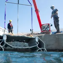 Mise à l’eau des blocs 3D en béton le long du quai scientifique de l’Ifremer
