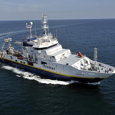 Le navire océanographique Thalassa dans le golfe de Gascogne